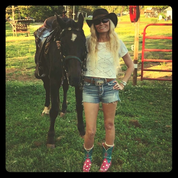 Meet your Posher, Tori - Picture 1 of 10